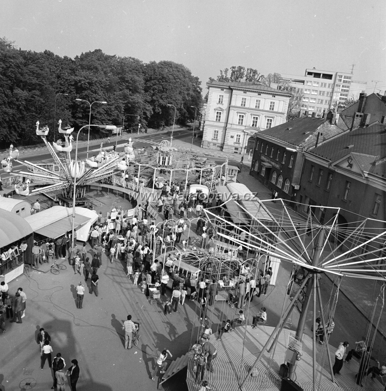 namestisvobody (9).jpg - Na náměstí jezdívaly taky kolotoče. Rok 1982. Foto: Vladimír Tkáč